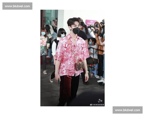 朱志鑫橙色工装连体裤路透曝光！披荆斩棘舞台造型点燃夏日热度